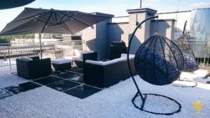 fotel kokon wiszacy na tarasie