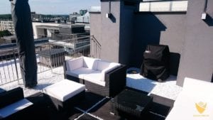 meble ogrodowe grill i parasol osloniete