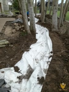 ochrona-geomembrany-grubą-geowłókniną