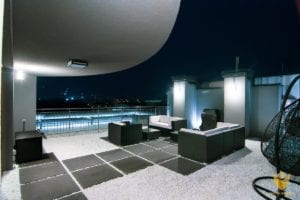 oświetlenie tarasu i ogrodu może całkowicie zmienić jego charakter