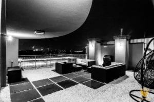 Szerokie płyty tarasowe prowadzą nas do części kanapowej.