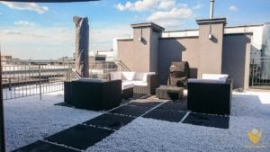 taras na dachu w sloneczny dzien