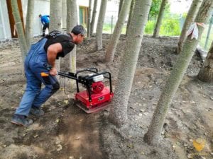 zageszczanie-ziemi-zageszczarką-aby-wykluczyc-nadmierne-osiadanie-gruntu