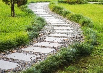 Ścieżka z płyt kamiennych i grysu