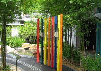 kolorowa architektura krajobrazu w ogrodzie sensorycznym