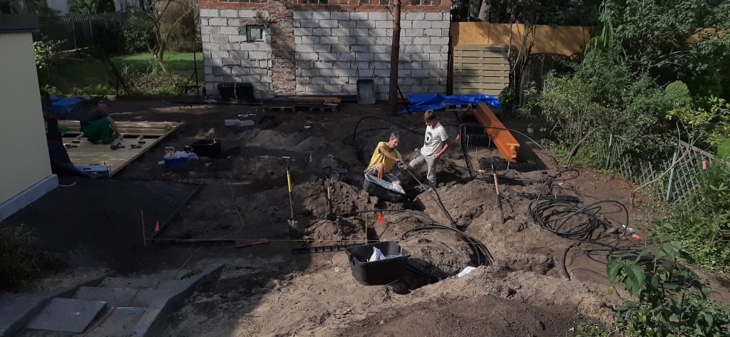 prace w ogrodzie, kopanie rowów pod nawadnianie automatyczne, budowa obrzeży, montaż tarasu drewnianego