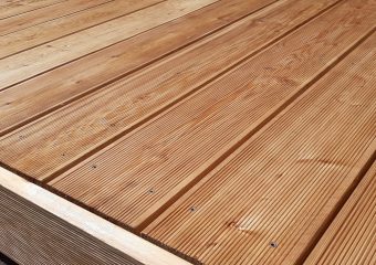 Elegancko wykończony taras drewniany z modrzewia syberyjskiego, przymocowany do legarów za pomocą nierdzewnych wkrętów firmy SPAX w technologii zagłębiania łebków śrub.