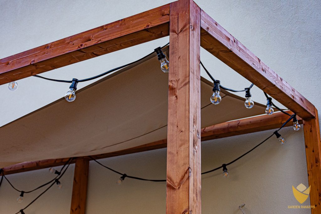 Pergola zbudowana z belek z drewna świerkowego klejonego BSH.