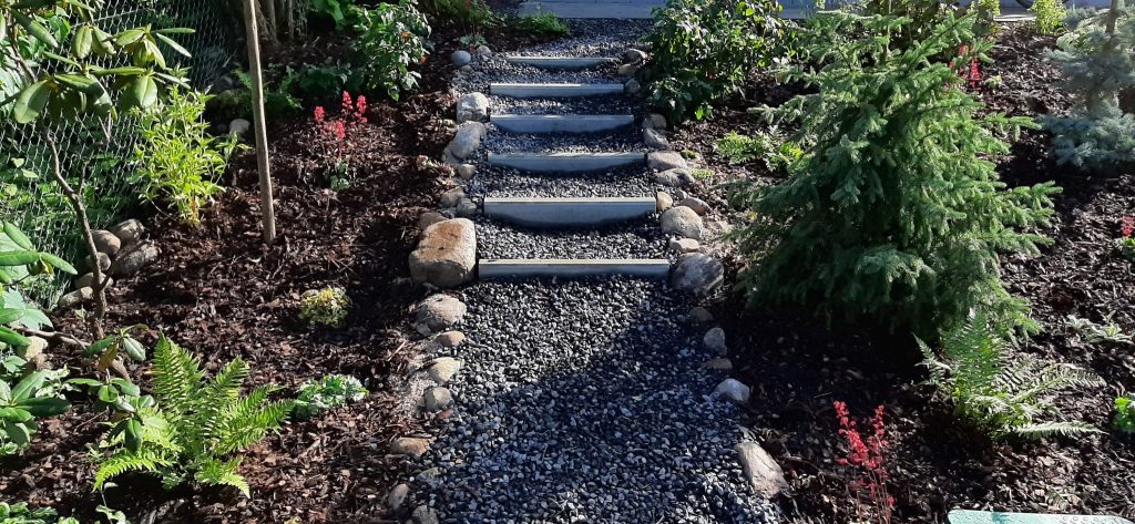 nowoczesne materiały połączone z naturalnym, kamiennym obrzeżem stanowią fuzję natury i modernistycznego podejścia do małej architektury ogrodowej