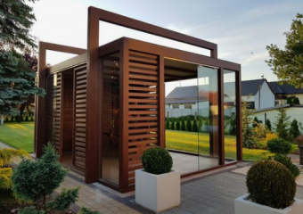 Drewniana altana z ażurowym zabudowaniem