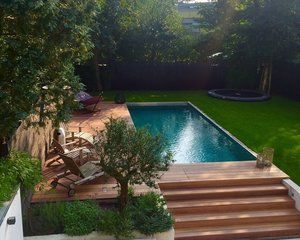 Nowoczesny basen w ogrodzie