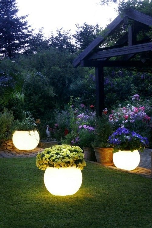 Lampy ogrodowe jako donice